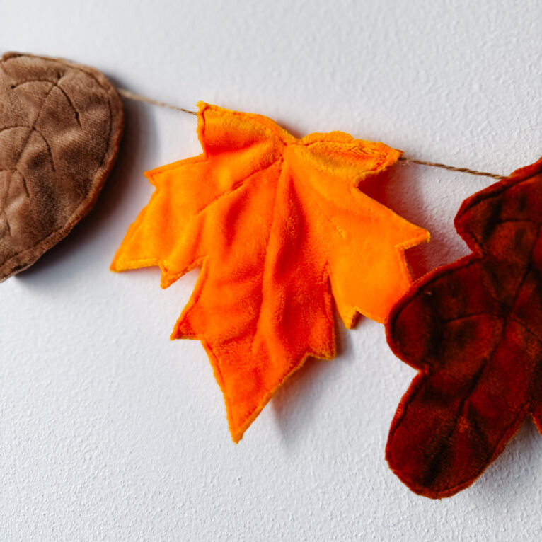 Girlande für den Herbst mit bunten Blättern aus Plüsch