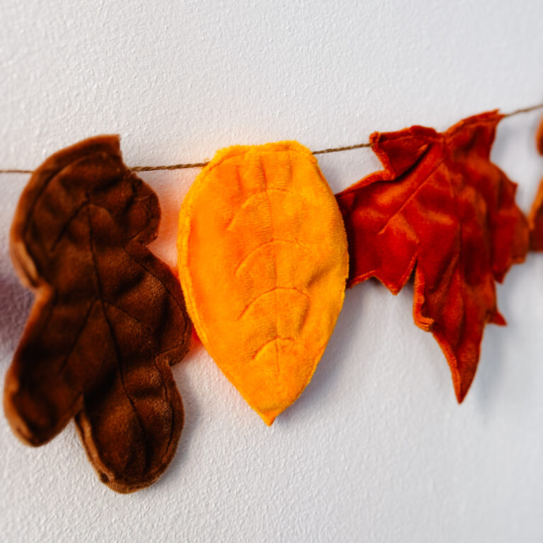 Girlande für den Herbst mit bunten Blättern aus Plüsch