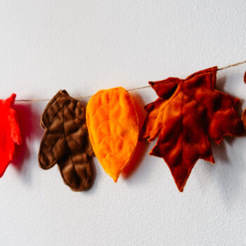 Girlande für den Herbst mit bunten Blättern aus Plüsch