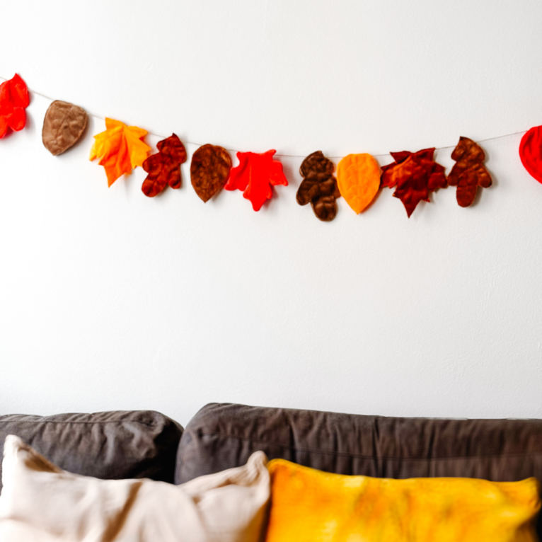 Girlande für den Herbst mit bunten Blättern aus Plüsch